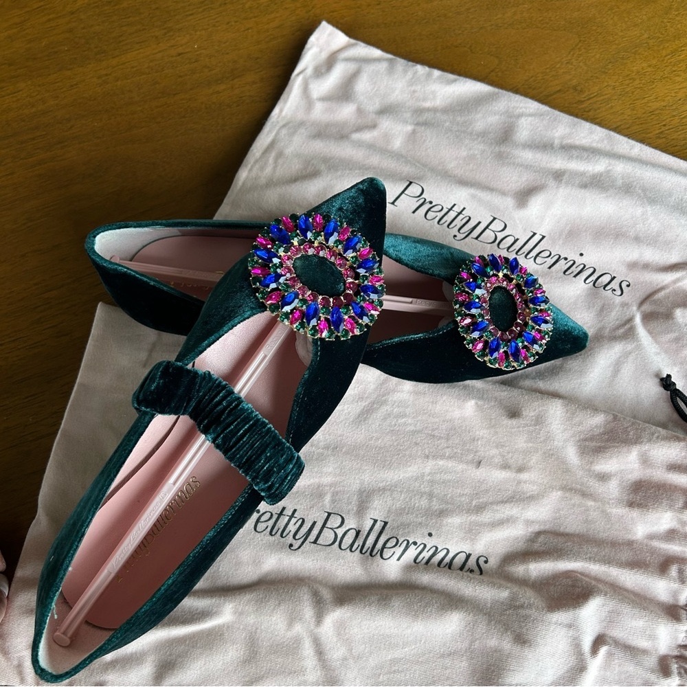 Pretty Ballerinas Green Velvet Flats with Jeweled Brooch